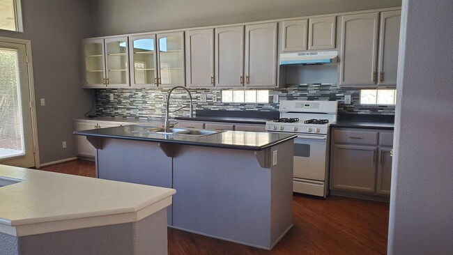 Building Photo - 4 br, 2.5 bath House - 9356 BONDENO ST