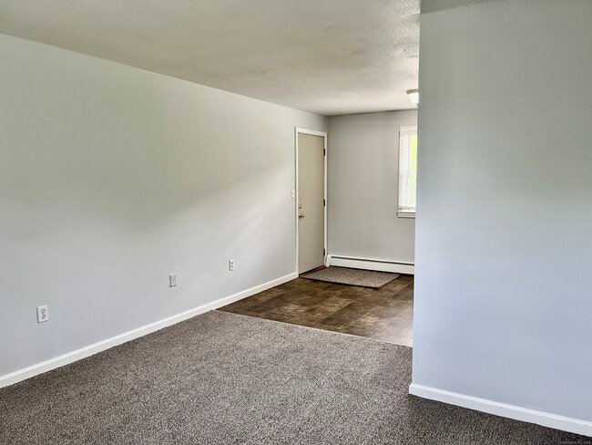Building Photo - 608 Norwich Ave