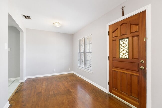 Building Photo - Charming Home Awaits: Spacious & Modern Living in a Prime Location