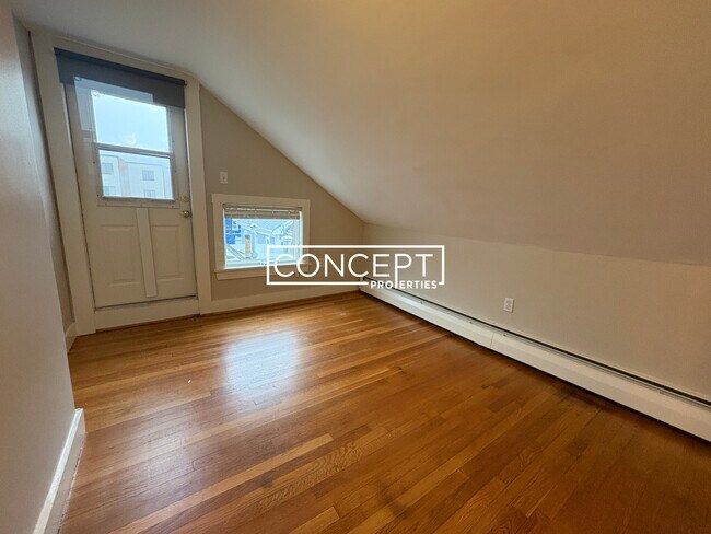 Building Photo - 220 Banks St