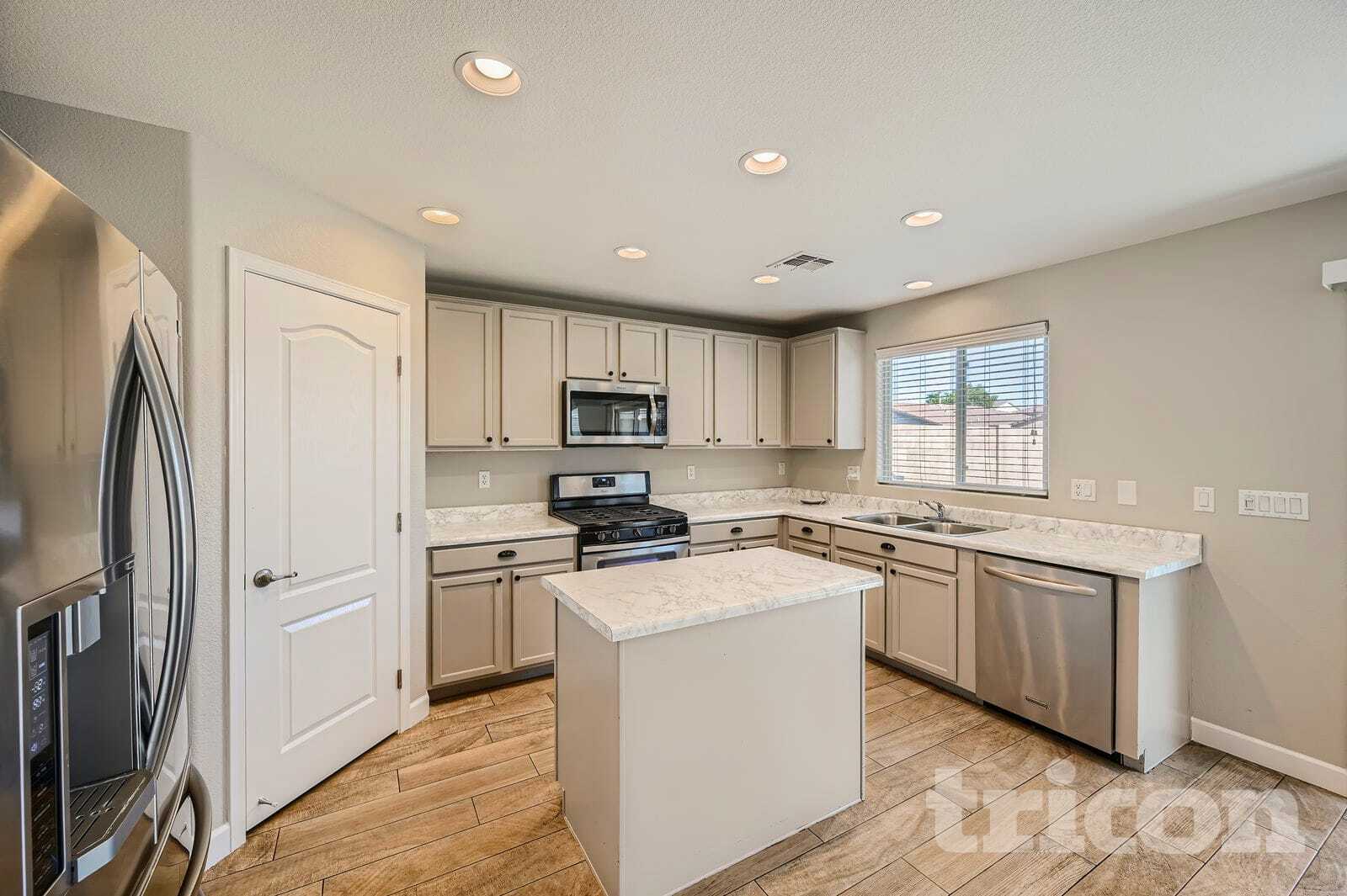 Building Photo - 1098 E Kelsi Ave