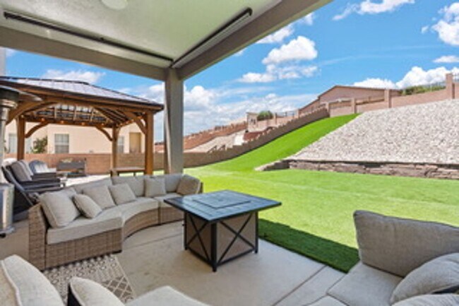 Building Photo - Like New Los Lunas Home!