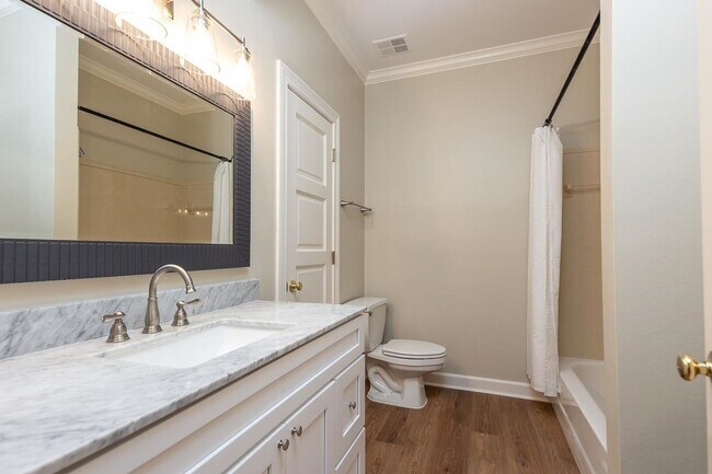 Building Photo - Gorgeous Riverfront home in Harbor Town