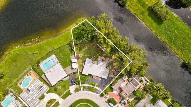 Building Photo - 6605 NW 80th Ct
