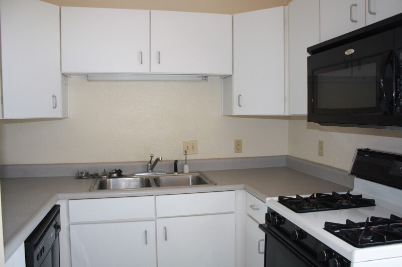 Building Photo - 118 E Ash St