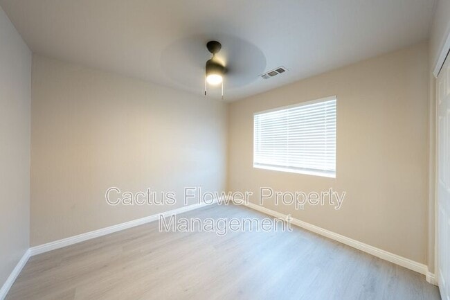 Building Photo - 970 N Willow St