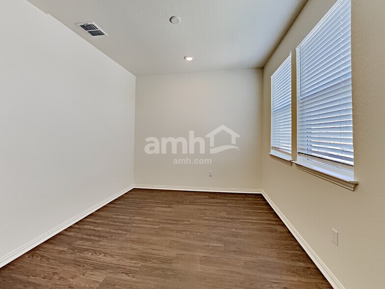 Building Photo - 2729 Meadowood Heights