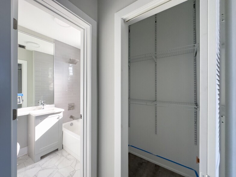 Building Photo - 510 W Belmont Ave