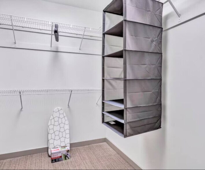 Building Photo - 1555 Elm St