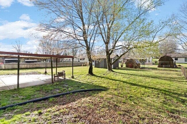 Building Photo - Pet Friendly Renovated Three Bedroom with Basement!