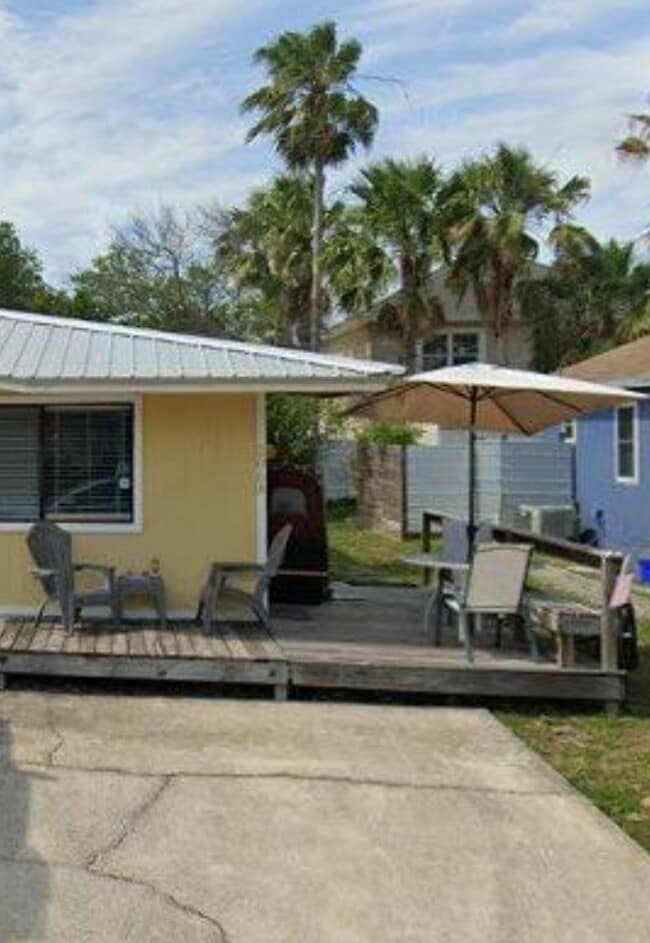 Building Photo - 206 10th St