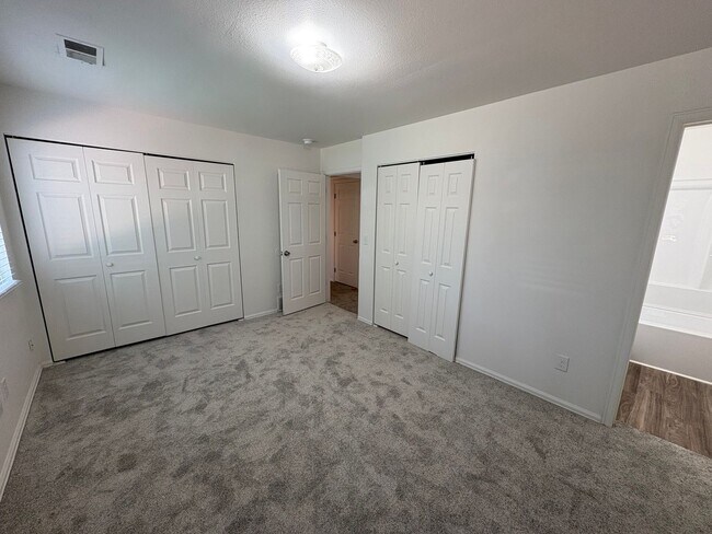 Building Photo - Fully Renovated 3 Bed 2.5 Bath Townhome w/ 1 Car Garage & Yard!