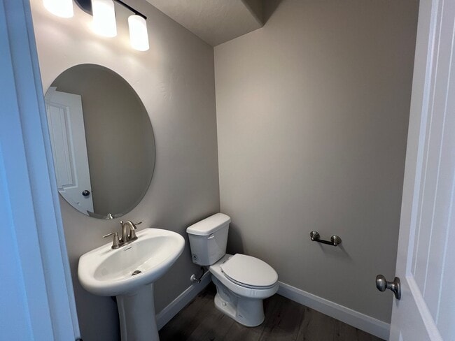 Building Photo - Move-In Bonus - 3 Bed - 2.5 Bath, Large To...