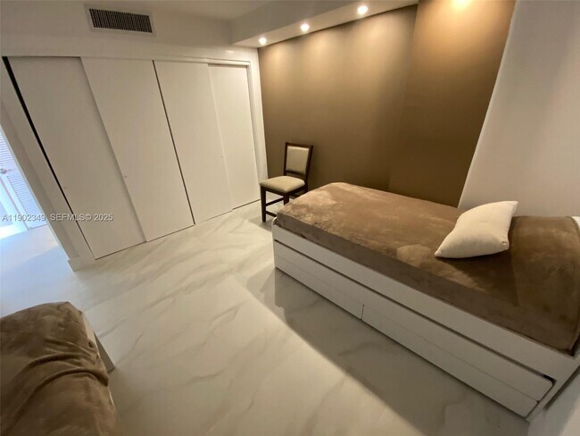 Building Photo - 3161 S Ocean Dr