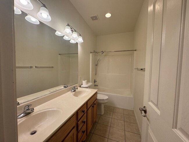 Building Photo - Stylish Single-Story 3 Bed 2 Bath Home For...