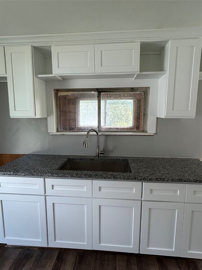 Building Photo - 5822 Edna St