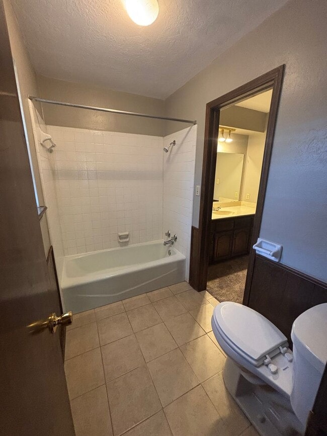 Building Photo - Spacious 3 bedroom, 2 bathroom home availa...