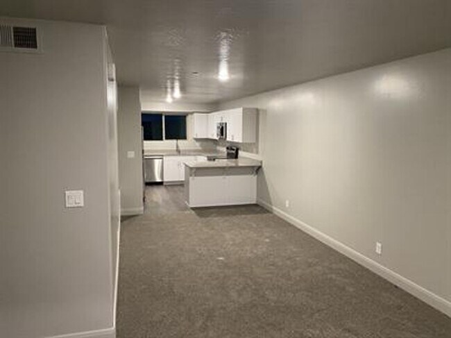Building Photo - 2 Bed 1 Bath in Hurricane!!