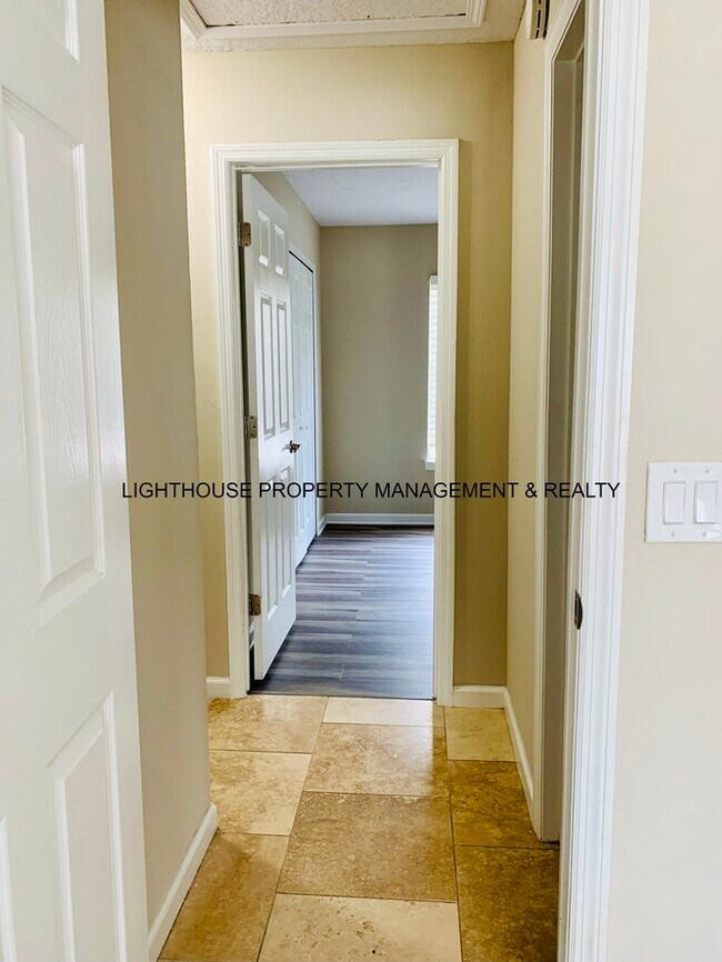 Building Photo - Renovated 2 Bed/1.5 Bath Jax Beach Townhom...