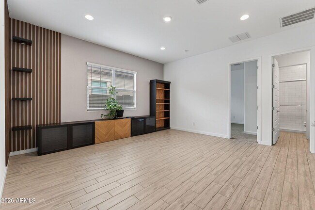 Building Photo - 203 E Birchwood Pl