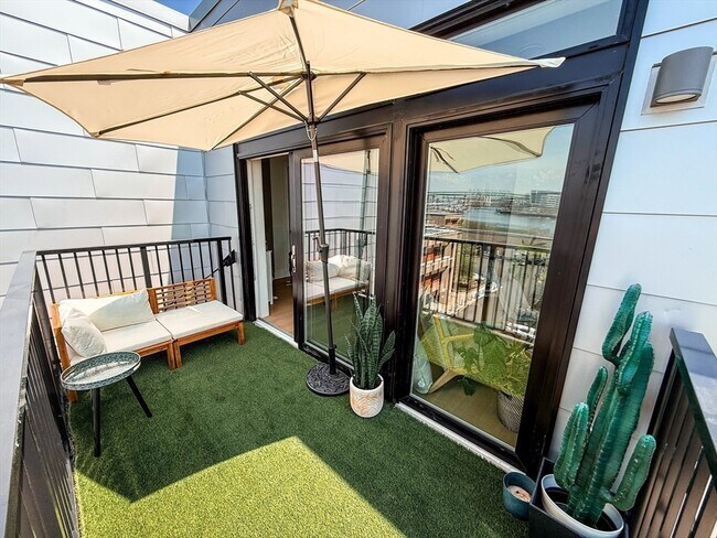 Building Photo - 301 Border St