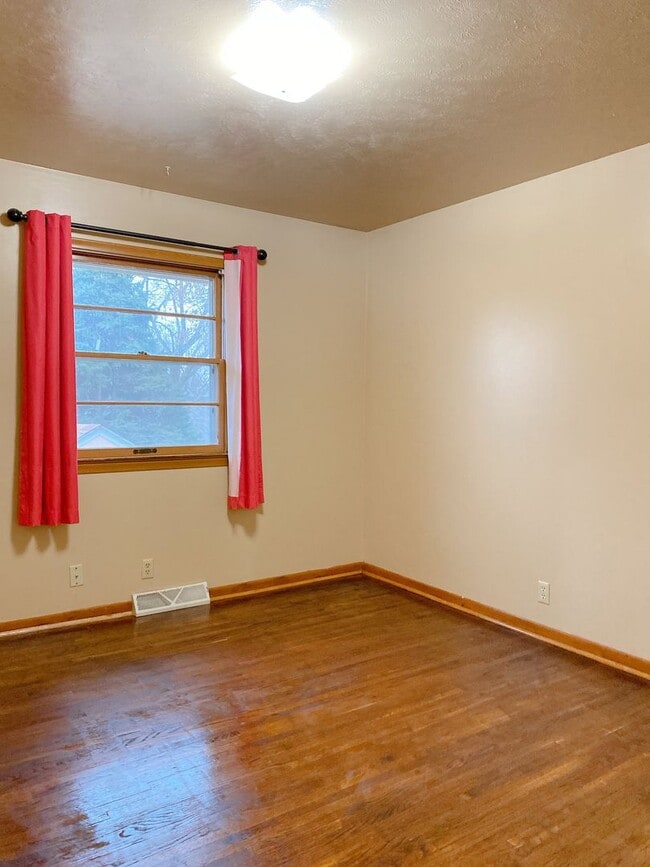 Building Photo - A wonderful 4-bedroom house in the Benson Gardens area - near Walmart Neighborhood Market, Asian ...