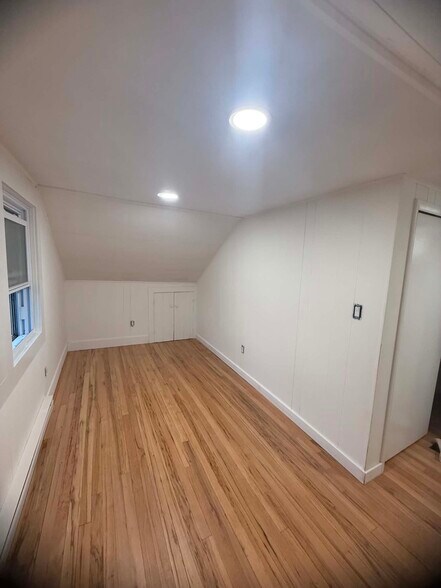 Building Photo - 219 Willow Dr