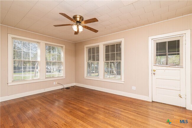 Building Photo - 712 S Walnut Ave