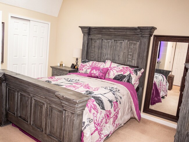 Building Photo - Three Bedroom Townhome with Pool