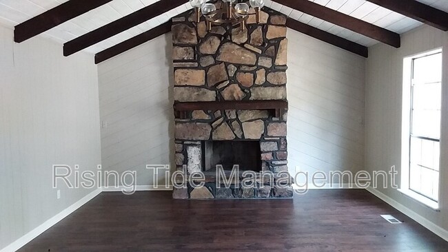 Building Photo - 627 Tambay Dr