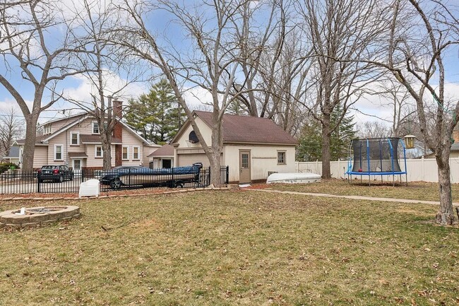 Building Photo - 4+ Bedroom 2 Bath Colonial House