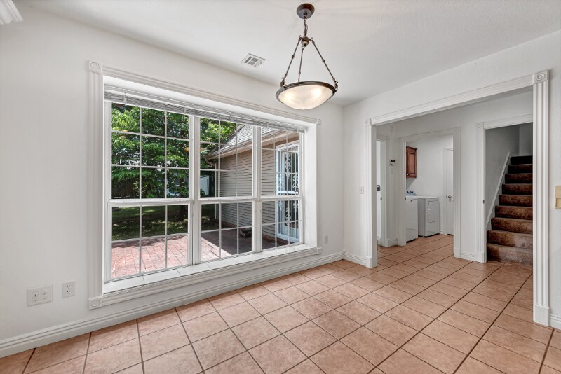 Building Photo - 903 N Quail Terrace