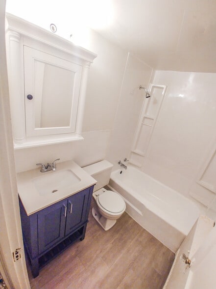 Bathroom - 2527 Reed St