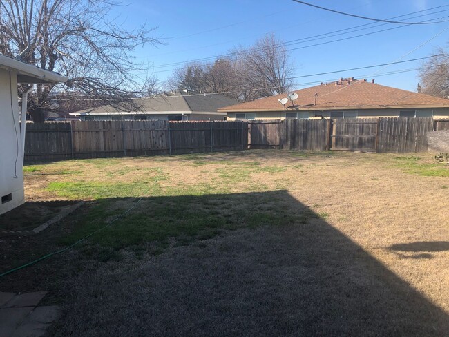 Building Photo - Large 3 Bedroom 2 Bath 1/2 Plex in Rancho ...