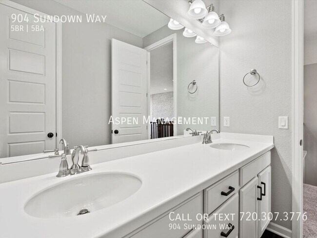 Building Photo - 904 Sundown Way