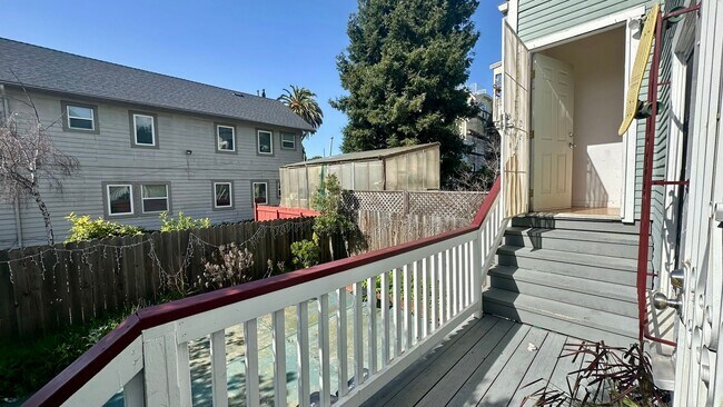 Building Photo - Spacious Upper Unit of a Duplex in Downtow...