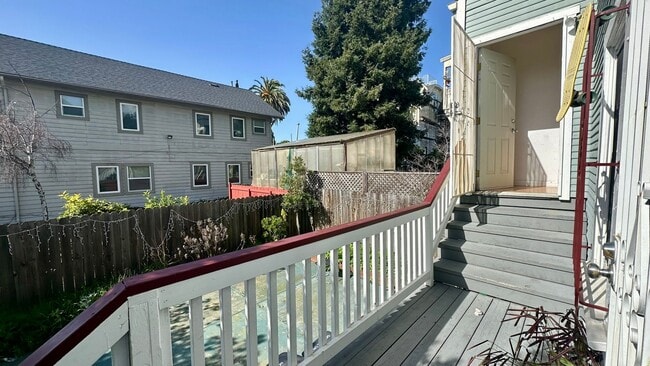 Building Photo - Spacious Upper Unit of a Duplex in Downtown Oakland w/ Shared Yard