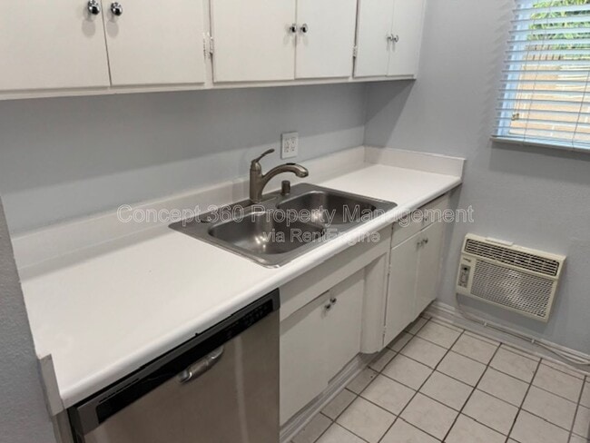 Building Photo - 2061 Lomina Ave