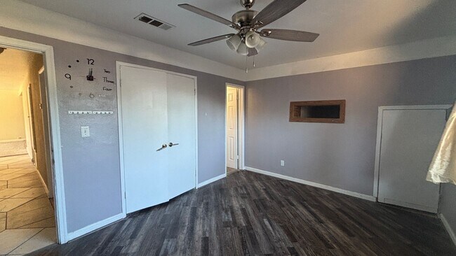 Building Photo - Three Bedroom, Two Bathroom Home in East H...