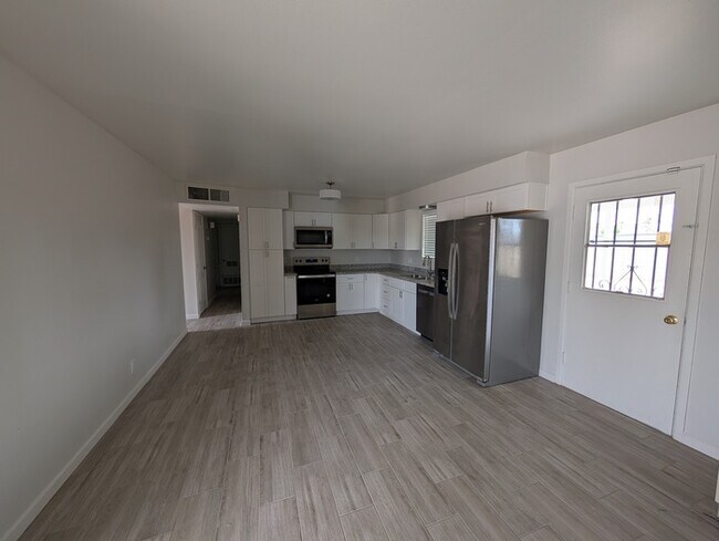 Building Photo - West Phoenix Fully Remodeled 3br