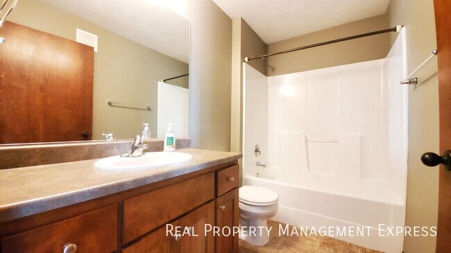 Building Photo - 2 Bed 2 Bath Townhouse with a View in West...