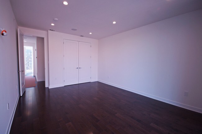 Building Photo - 5 Washington Pl