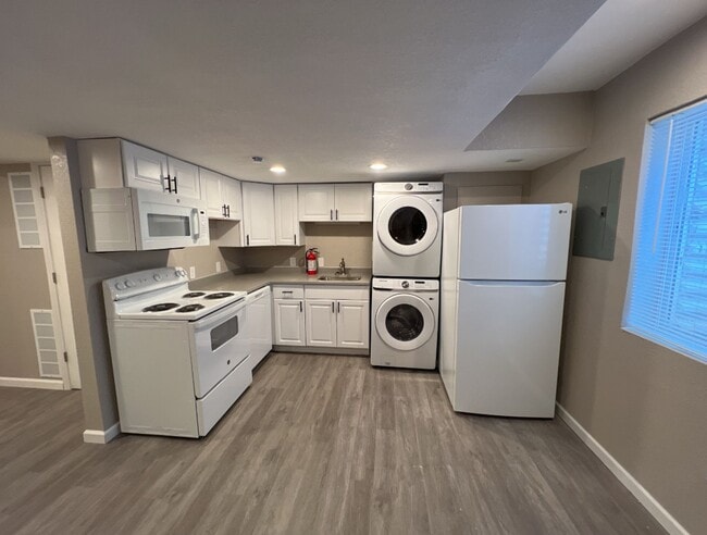 Building Photo - 3 Bed 1 Bath in Denver's Elyria Swansea Neighborhood