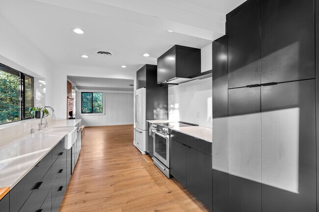 Building Photo - 1640 Highland Ave