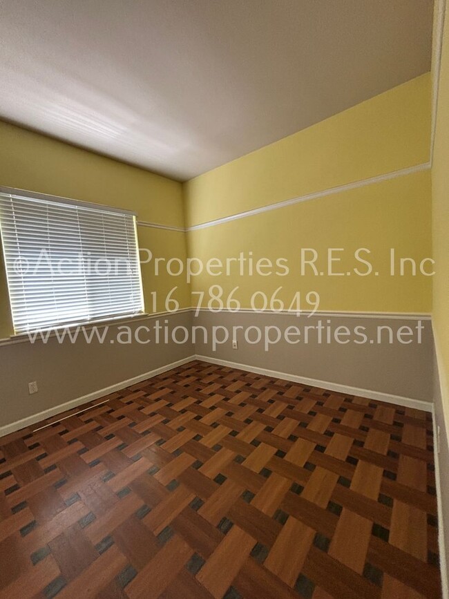 Building Photo - Single Story, Possible In-law or Great Hom...