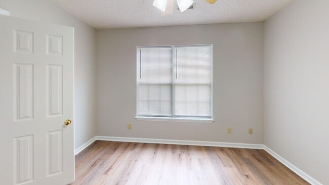 Building Photo - Charming one-story 1st level end unit condo