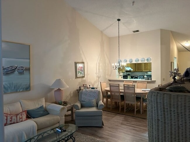 Building Photo - Treetop Villa 7104