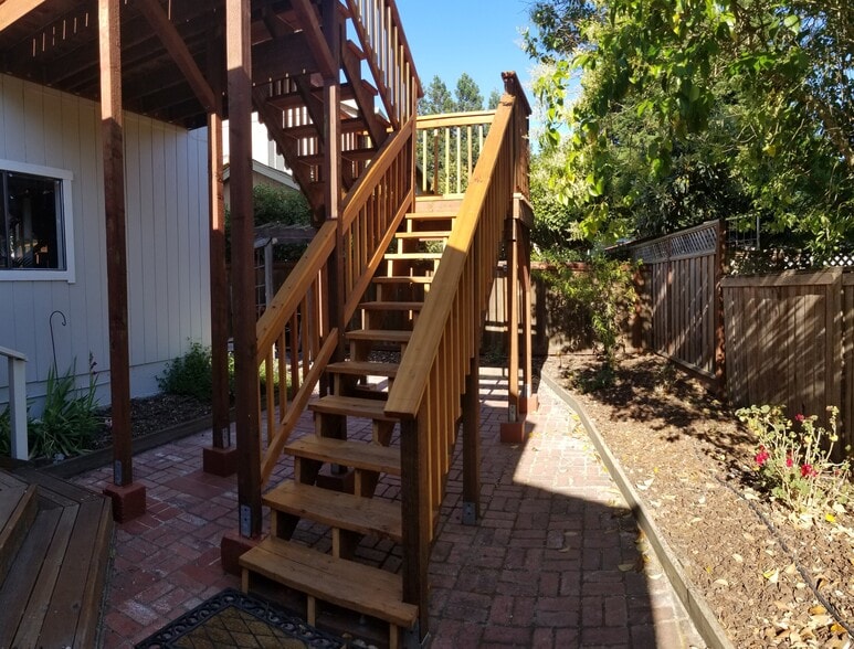 Well lit path for night time. - 1912 Eversley Plz