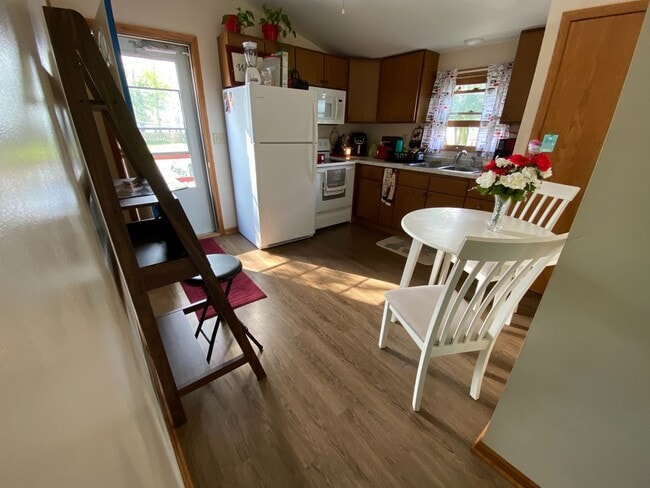 Building Photo - Cute Cottage located on Lake Koshkonong