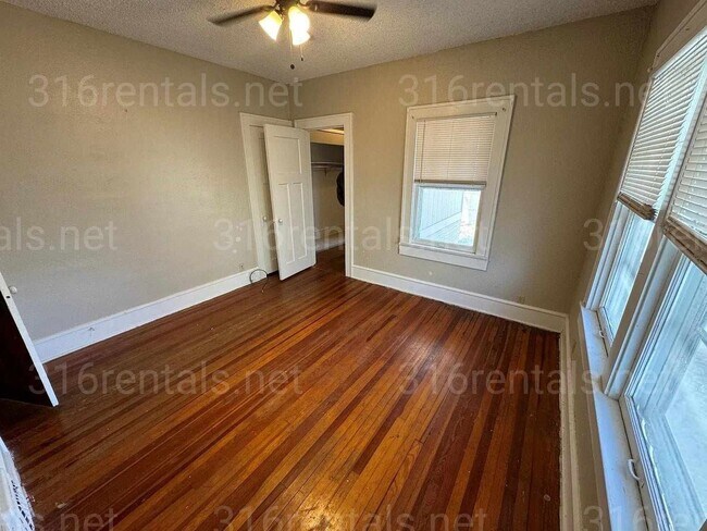 Building Photo - $1,095 - 2 bedroom / 1 bathroom - Single F...